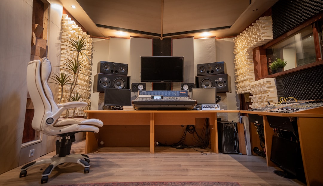 Studio Monitors vs Regular Speakers: Key Differences and How to Choose the Right Type