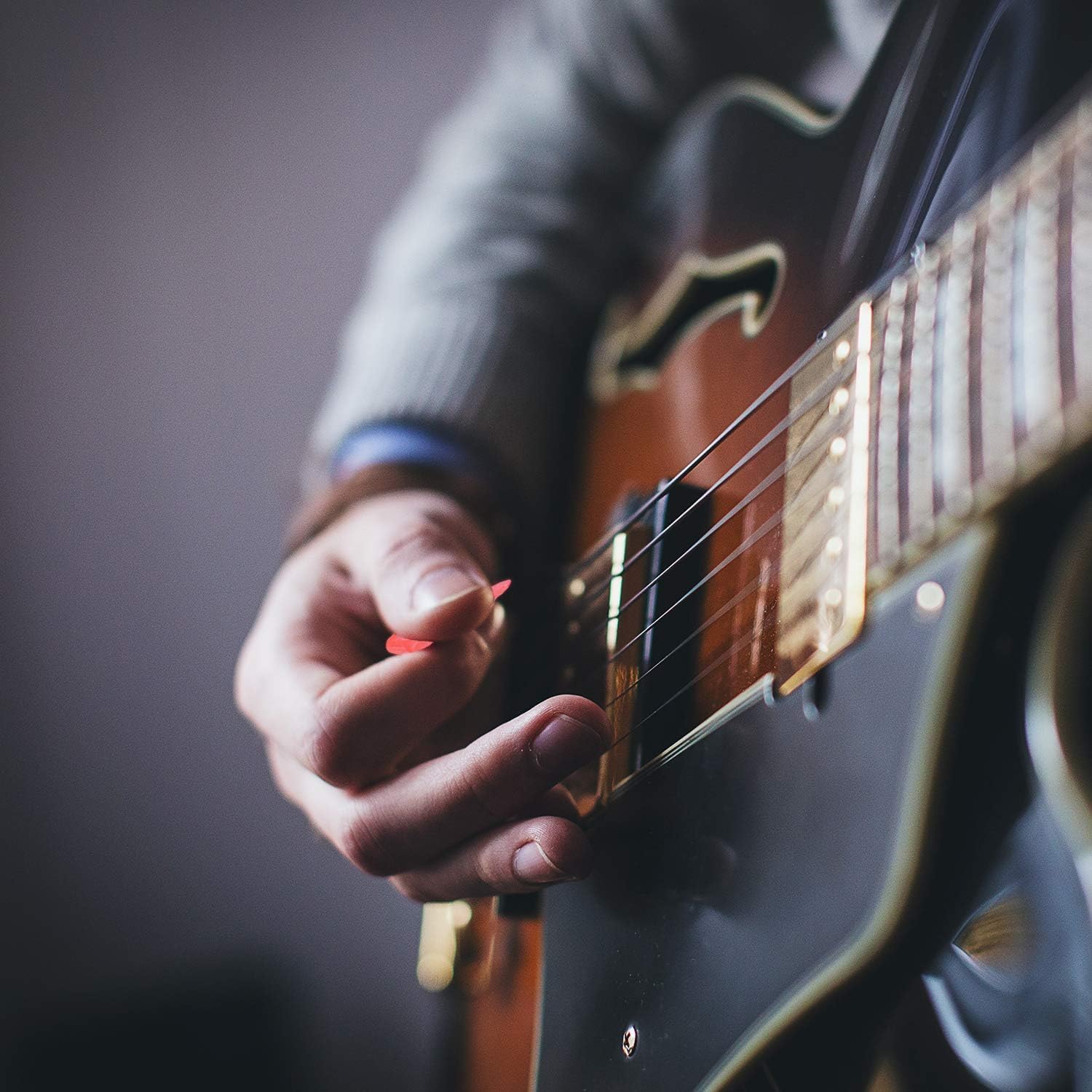 DECYOOL 100pcs Guitar Picks in Gradient Color, Medium Thickness Celluloid Guitar Picks, Metal Guitar Picks for UKulele, Electric