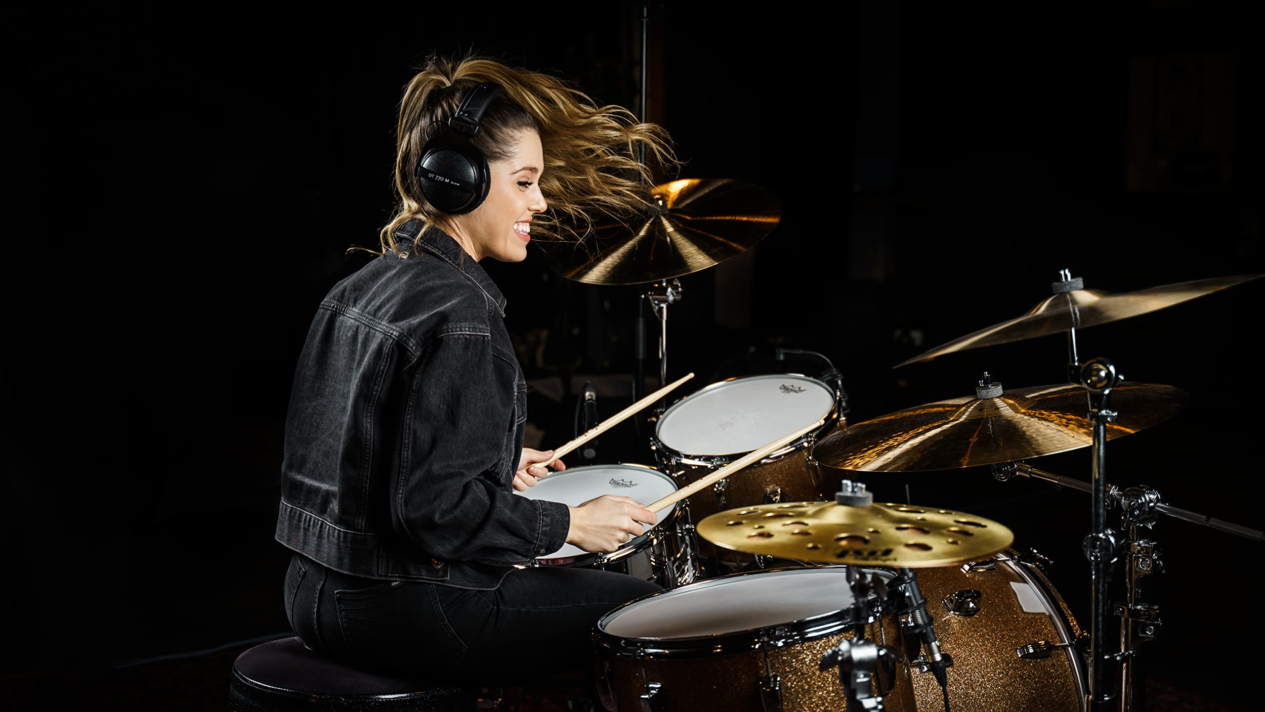 beyerdynamic DT 770 M 80 Ohm Over-Ear-Monitor Headphones in black, closed design, wired, volume control for drummers and sound e