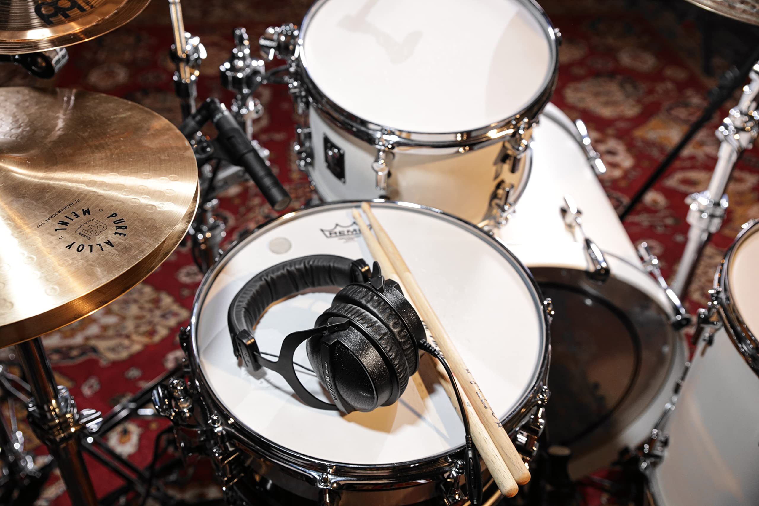 beyerdynamic DT 770 M 80 Ohm Over-Ear-Monitor Headphones in black, closed design, wired, volume control for drummers and sound e