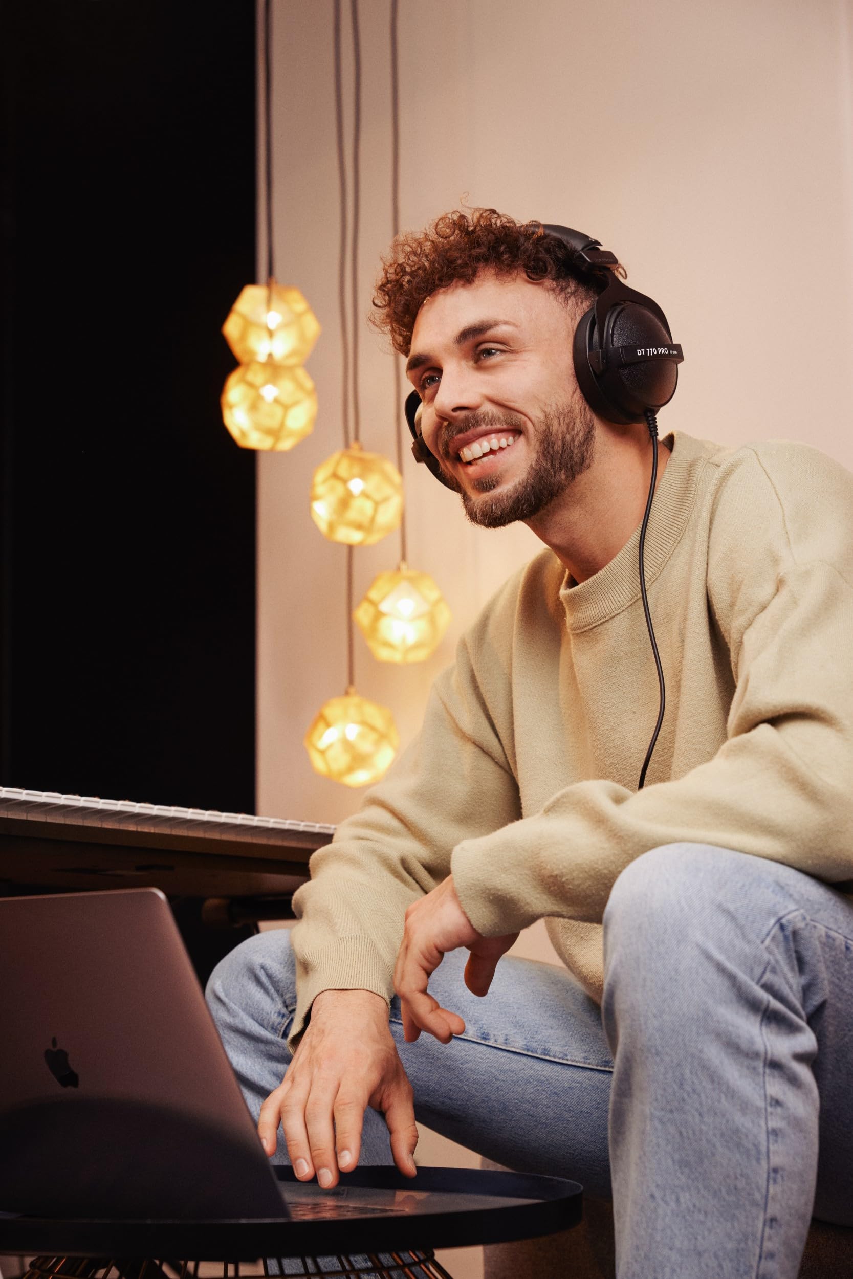 beyerdynamic DT 770 PRO 32 Ohm Over-Ear Headphones in Black. Enclosed Design, Wired for Professional Sound in The Studio and on