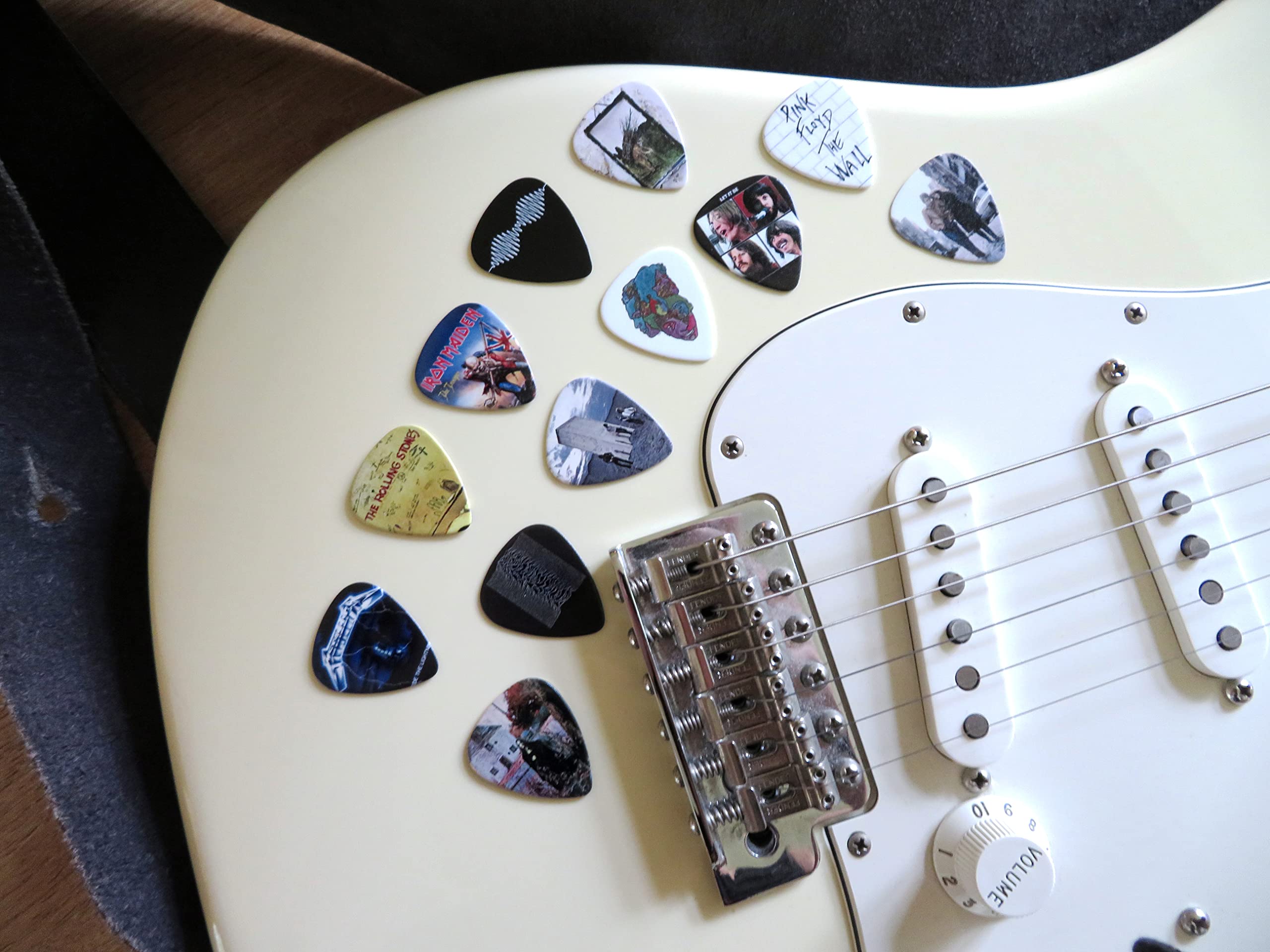 12 x Classic Albums Guitar Pick Set Guitar Plectrums For Every Guitarist Double Sided Printing Picks Sized 0.46, 0.71, 0.81, 0.8