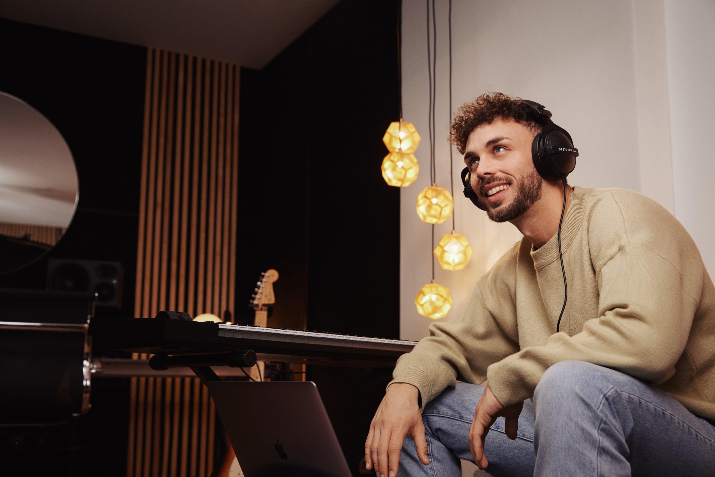 beyerdynamic DT 770 PRO 32 Ohm Over-Ear Headphones in Black. Enclosed Design, Wired for Professional Sound in The Studio and on