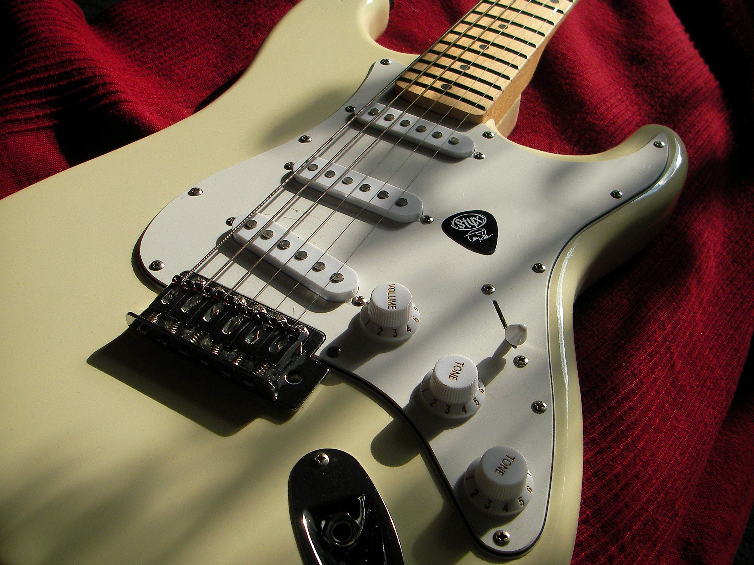 KAISH White ST Strat Pickup Covers Knobs and 5 Way Switch Tip Cap
